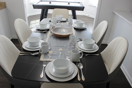 Dining. Games/10 Min to GrandPark/30 mins to INDY/Sleeps 14/