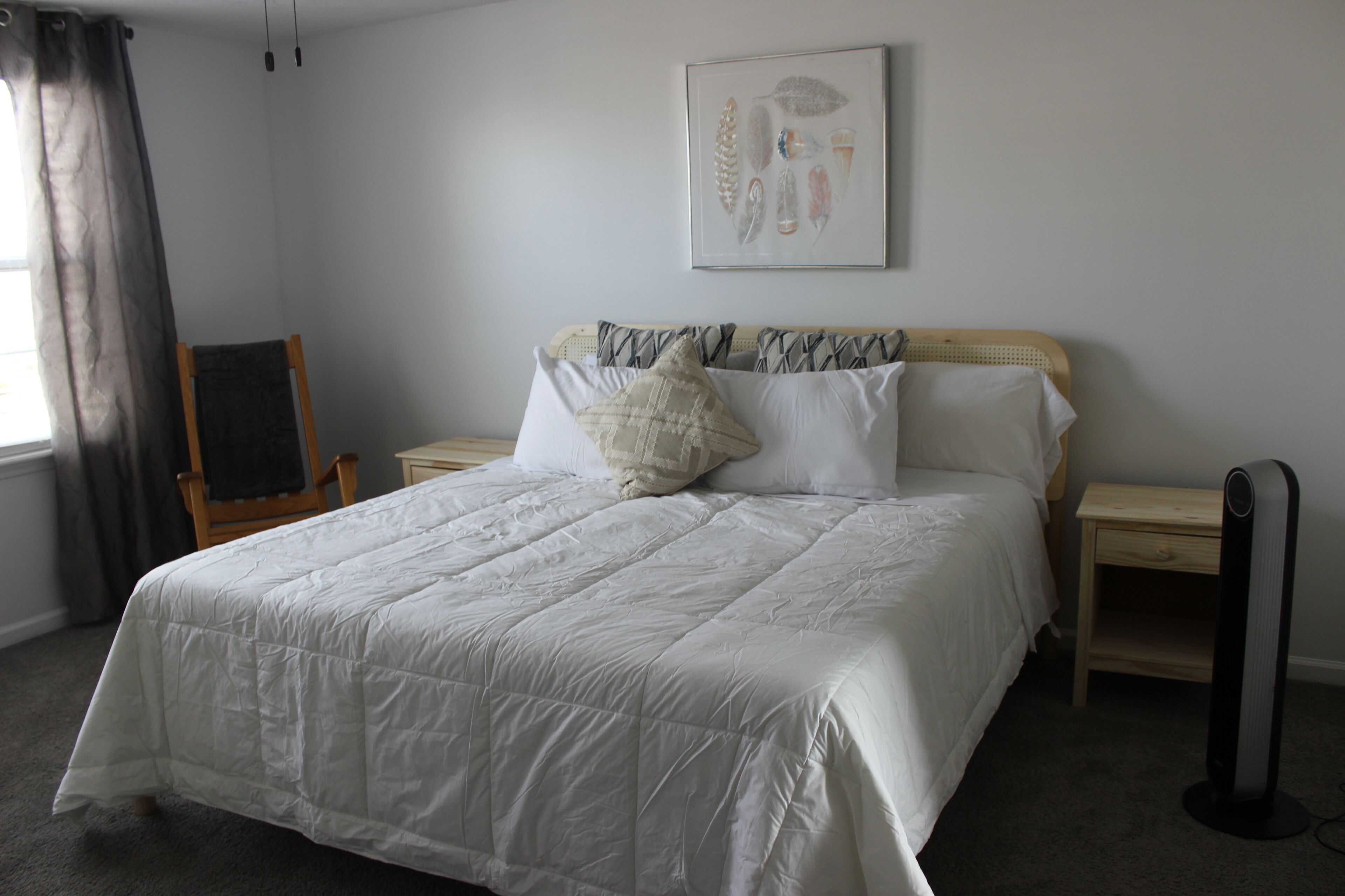 4 habitaciones, escritorio y tabla de planchar con plancha 