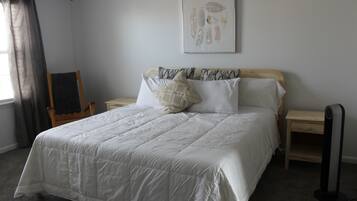 4 slaapkamers, een bureau, een strijkplank/strijkijzer, reisbedje