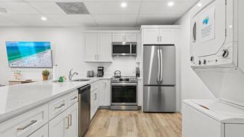 Condo, nhiều giường (Mallory Squared- Unit A) | Bếp riêng | Khăn giấy