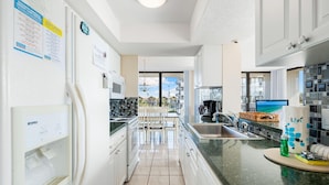 Appart'hôtel, 1 grand lit et 1 canapé-lit (Our House at the Beach - 204W) | Cuisine privée