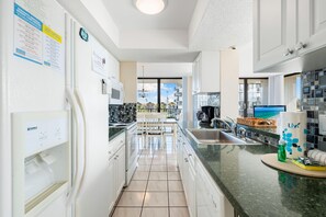 Condo, 1 cama Queen size y sofá cama (Our House at the Beach - 204W) | Cocina privada