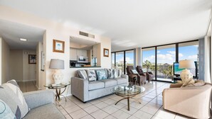Appart'hôtel, 1 grand lit et 1 canapé-lit (Our House at the Beach - 204W) | Coin séjour