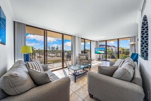 Condo, 1 Katil Ratu (Queen) dengan Katil Sofa (Our House at the Beach - 201W) | Ruang tamu