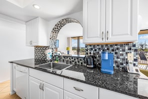 Appartamento, 1 letto queen con divano letto (Our House at the Beach - 201W) | Cucina privata | Carta assorbente
