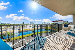 Apartamento, 1 cama de matrimonio con sofá cama (Our House at the Beach - 201W) | Jardines del alojamiento