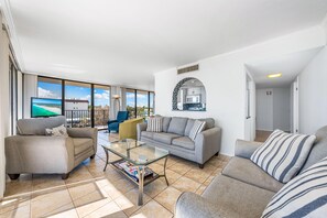 Condo, 1 Katil Ratu (Queen) dengan Katil Sofa (Our House at the Beach - 201W) | Ruang tamu