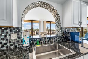 Appart'hôtel, 1 grand lit et 1 canapé-lit (Our House at the Beach - 201W) | Intérieur
