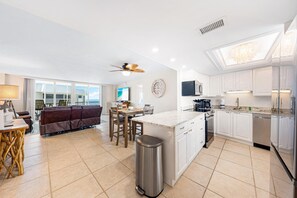 Apartment, Mehrere Betten (Crystal Sands - 701) | Eigene Küche