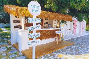 A food stall with a thatched roof, offering cold brew, kombucha, and smoothies. - Shenzhen Xiyong Resort (Shenzhen)