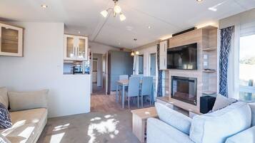 Smart TV, fireplace