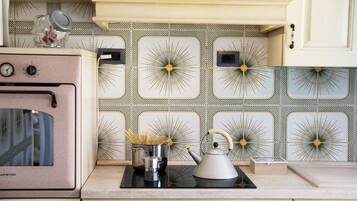 Kühlschrank, Ofen, Herdplatte, Wasserkocher mit Kaffee-/Teezubehör