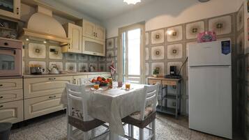 Kühlschrank, Ofen, Herdplatte, Wasserkocher mit Kaffee-/Teezubehör