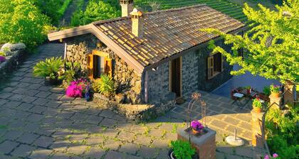 Mondifeso Chalet (Etna+vineyard+jacuzzi)