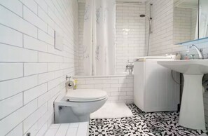 Een haardroger, handdoeken, zeep, toiletpapier