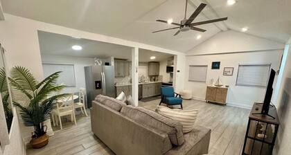Charming Beach Cottage just steps away from Beautiful Clearwater Beach!!
