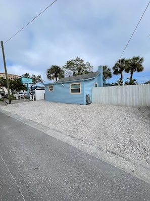 Property grounds - Charming Beach Cottage just steps away from Beautiful Clearwater Beach!! (Clearwater)