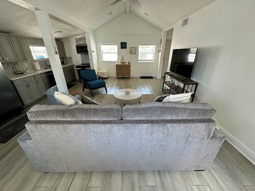 Charming Beach Cottage just steps away from Beautiful Clearwater Beach!!