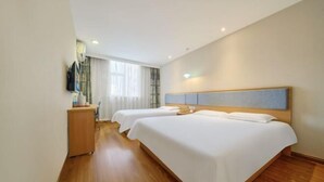 A hotel room with two beds, a wooden floor, a desk with a chair, and a window with curtains. - Yuejia Hotel (Shanghai Qingpu District Sports Center Qingpu New City Metro Station Branch) (Shanghai)