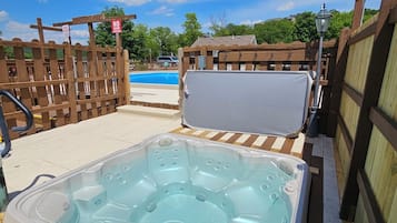 Outdoor spa tub