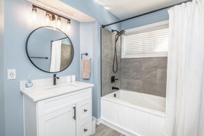 Shower, hair dryer, towels - Walk to beach, Dogs OK, Comm Pool, 3BR Corolla (Corolla)
