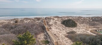 *NEW* Walk to beach, Dogs OK, Comm Pool, 3br condo