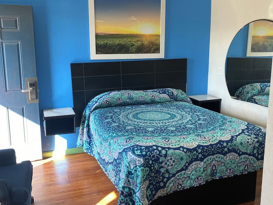 Iron/ironing board, free WiFi, bed sheets