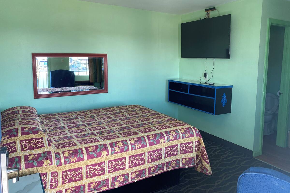 Iron/ironing board (on request), WiFi (free), bed sheets