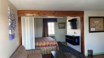 Room, 1 King Bed | Iron/ironing board, free WiFi, bed sheets