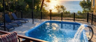 Villa with private pool by the sea