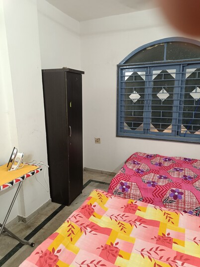 Chintamani -bed Sharing apartment with fitness Area, WiFi in superb Ahmedabad