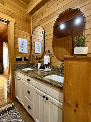 Hårføner, håndklær, såpe og toalettpapir