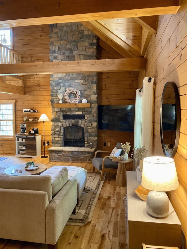 TV, fireplace, offices - Woodland Owl Retreat-Newly Renovated Cabin +Trails (Laurelville)