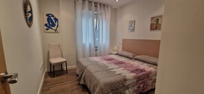 2 عدّة غرف نوم ومكواة/لوح كي وواي فاي وملاءات أسرّة