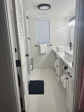 Dusche, Haartrockner, Handtücher, Seife