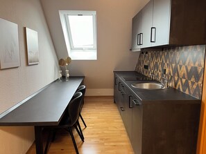Fridge, stovetop, dishwasher, coffee/tea maker