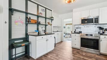 Een koelkast, een magnetron, een oven, een kookplaat