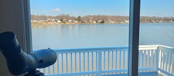 Serene 3-bedroom waterfront newly renovated house, AC, Fast WiFi, Patio