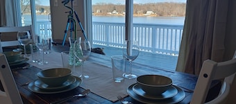 Serene 3-bedroom waterfront newly renovated house, AC, Fast WiFi, Patio