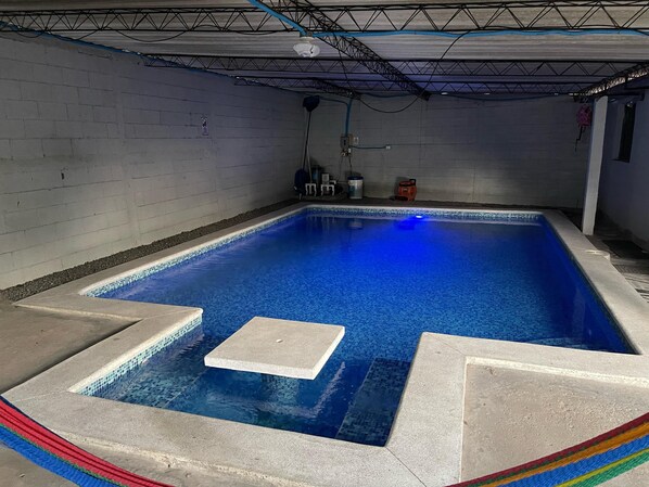Indoor pool - Cozy 1-bedroom apartment with AC, WiFi, 4 min from the airport of El Salvador (San Luis Talpa)