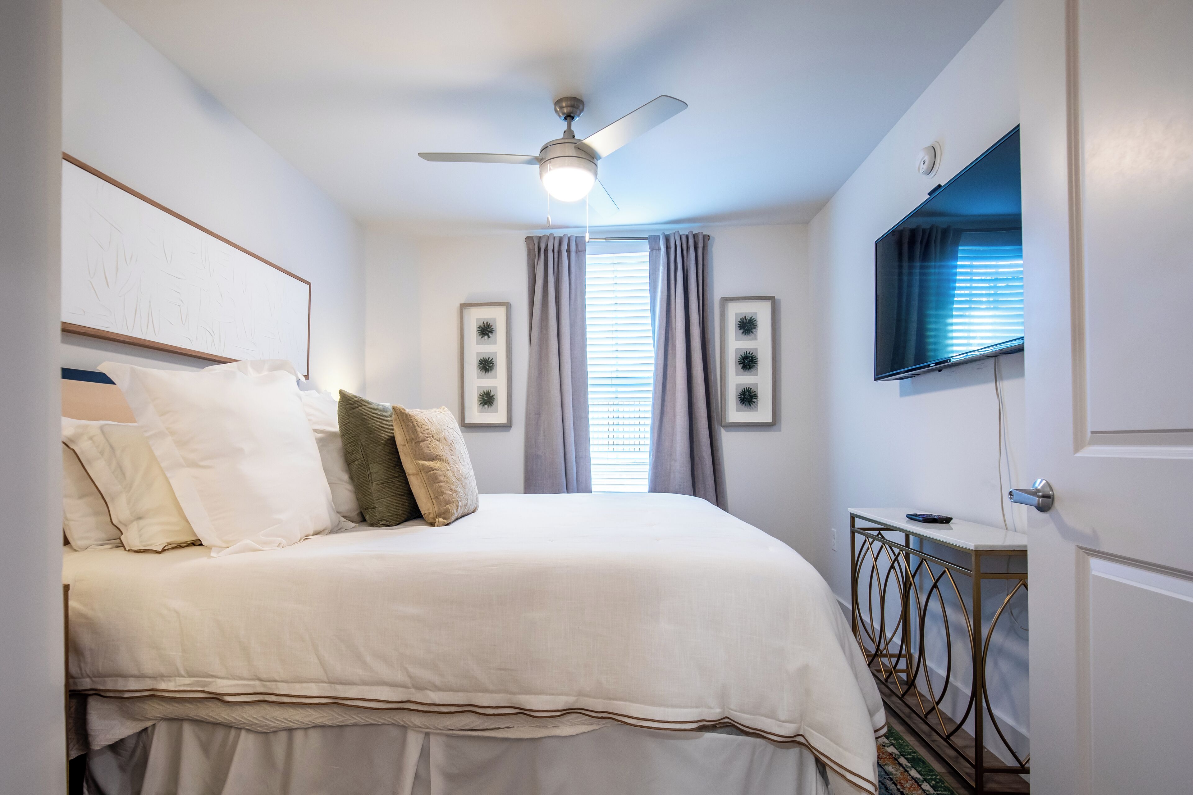 Iron/ironing board, free WiFi, bed sheets