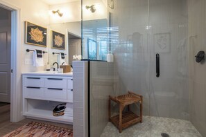 Dusche, Haartrockner, Handtücher, Seife