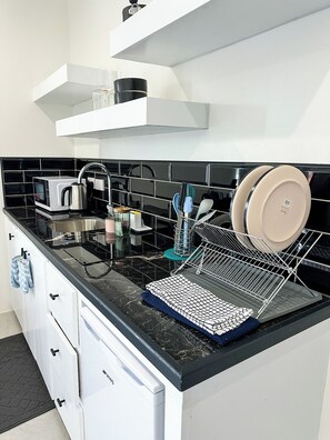 Four à micro-ondes, surface de cuisson, bouilloire électrique