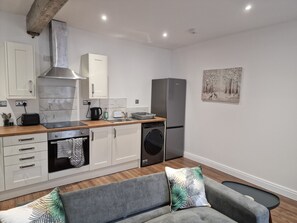 Jääkaappi, mikroaaltouuni, uuni, liesi