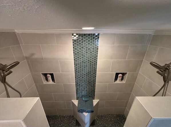 Dusche, Whirlpool, Haartrockner, Handtücher