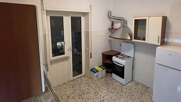 Réfrigérateur, four, plaque de cuisson, cafetiÚre/bouilloire