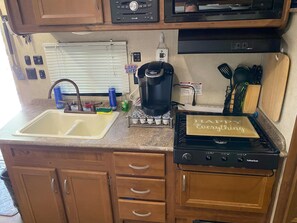 Kjøleskap, mikrobølgeovn, kokeplater og kaffetrakter/tekoker