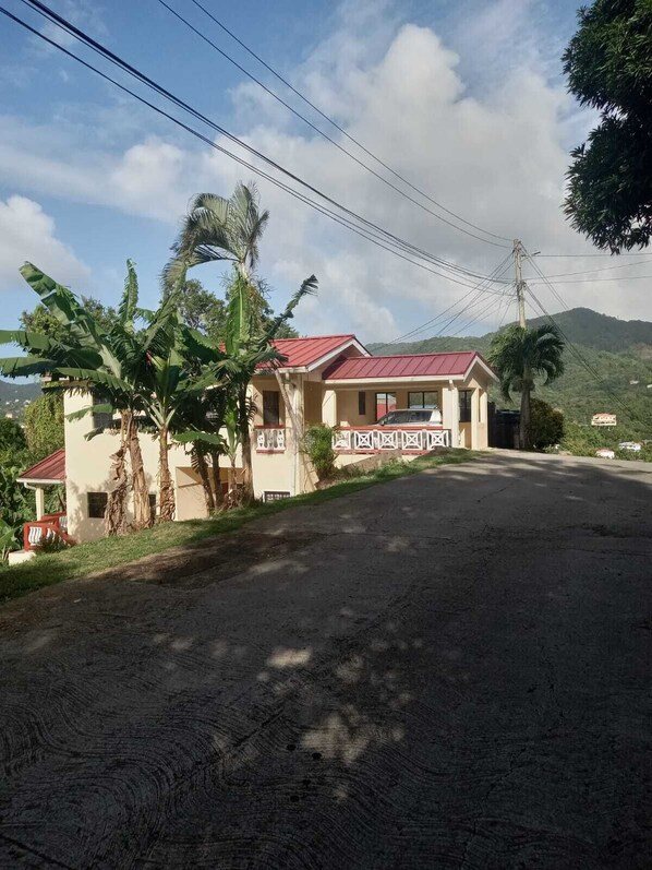 Dormitorio condiviso, 1 camera da letto, balcone, vista giardino | Facciata della struttura