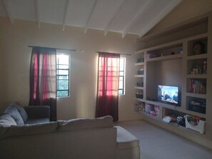 ห้องพักรวม, 1 ห้อง  นอน, ระเบียง, วิวสวน | ห้องนั่งเล่น