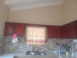 Dormitorio condiviso, 1 camera da letto, balcone, vista giardino | Interni